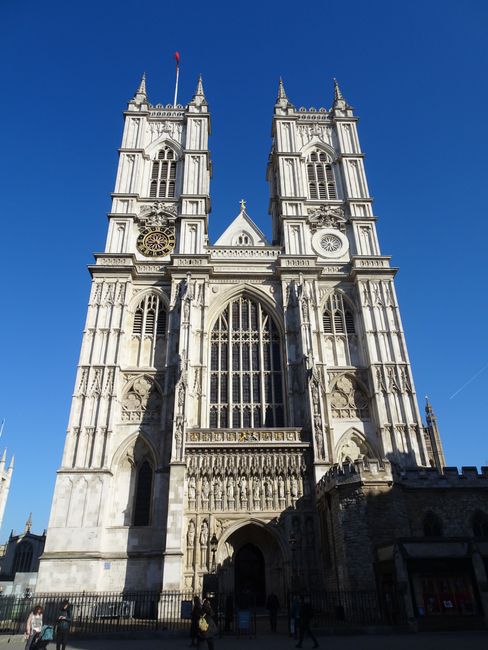 Rubbish removal near Westminster Abbey narrow street homes